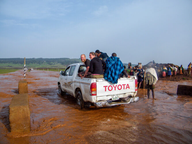 flooding-in-ethiopia-crossing-the-water-with-white-pickup-truck