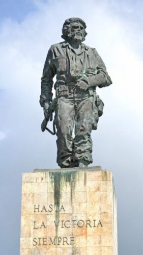 Che-Guevara-memorial-statue-in-Santa-Clara