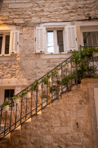 Stone-staircase-leading-up-to-houses-in-split
