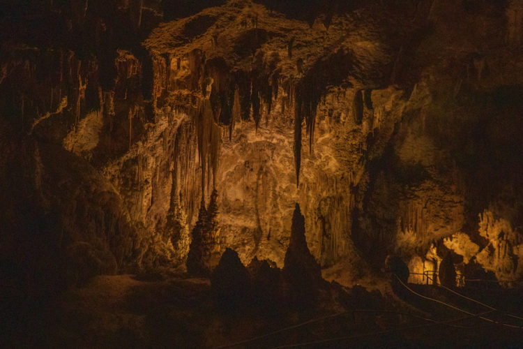 Stalactites-and-stalagmites-in-Carlsbad-Caverns-Big-Room