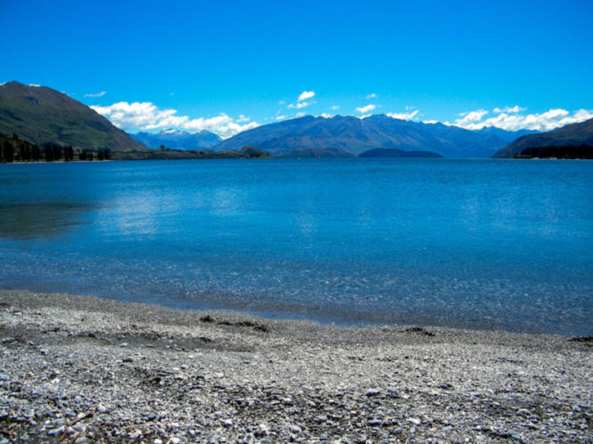 Lake-Wanaka-and-surrounding-mountains-from-the-lake-shore