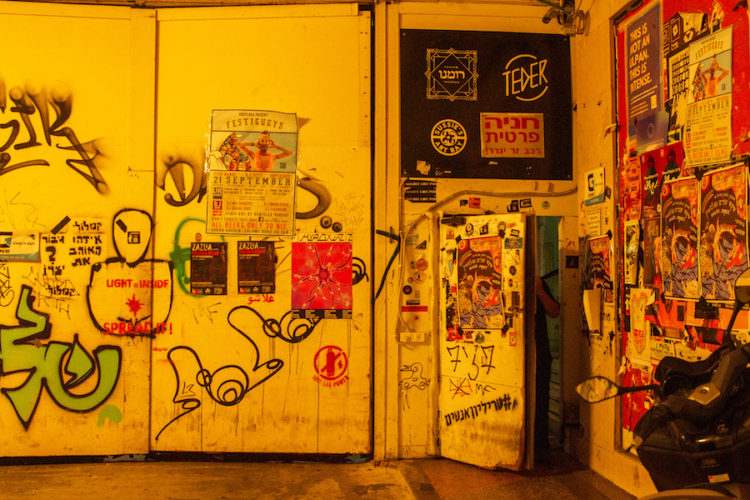 Entrance-door-to-Teder-bar-in-tel-aviv