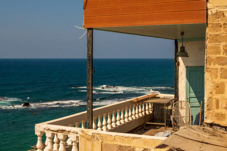 Balcony-overlooking-the-sea-in-jaffa