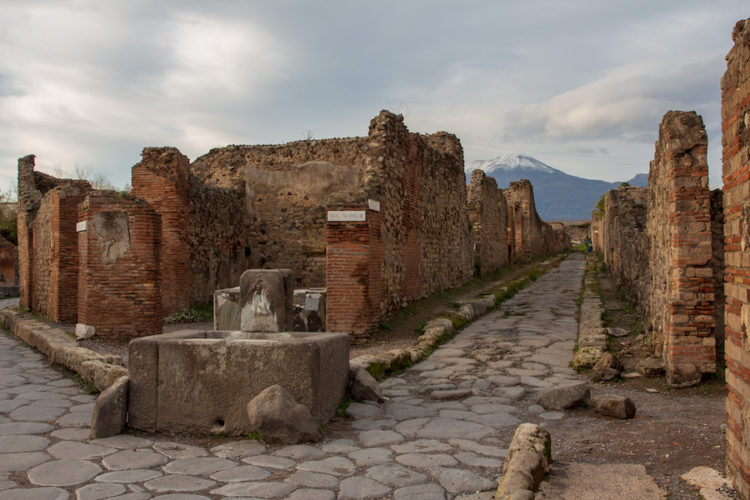 Pompeii-streets-with-fountain