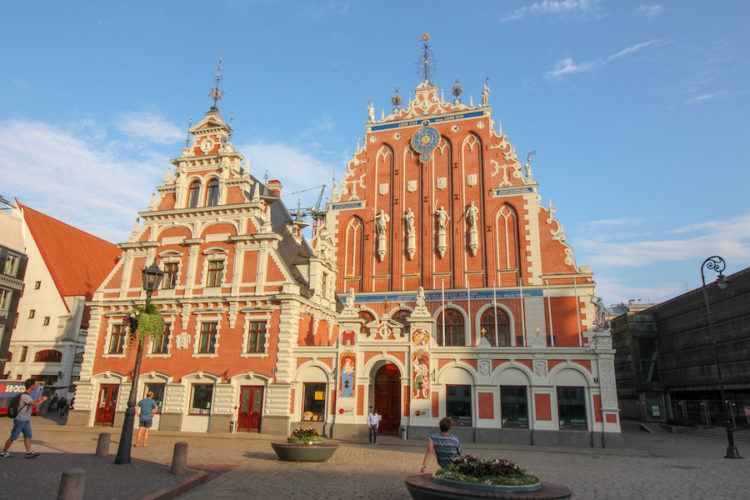 house-of-the-blackheads-in-riga
