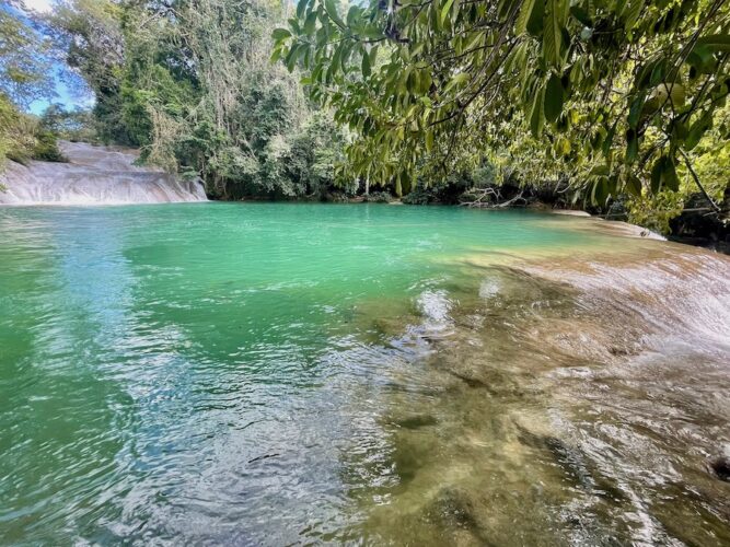 turquoise-green-natural-swimming-pool-at-roberto-barrios-waterfalls-in-chiapas-mexico