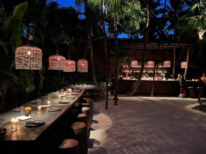 Illuminated-outdoor-tables-at-a-fancy-restaurant-in-tulum-at-night