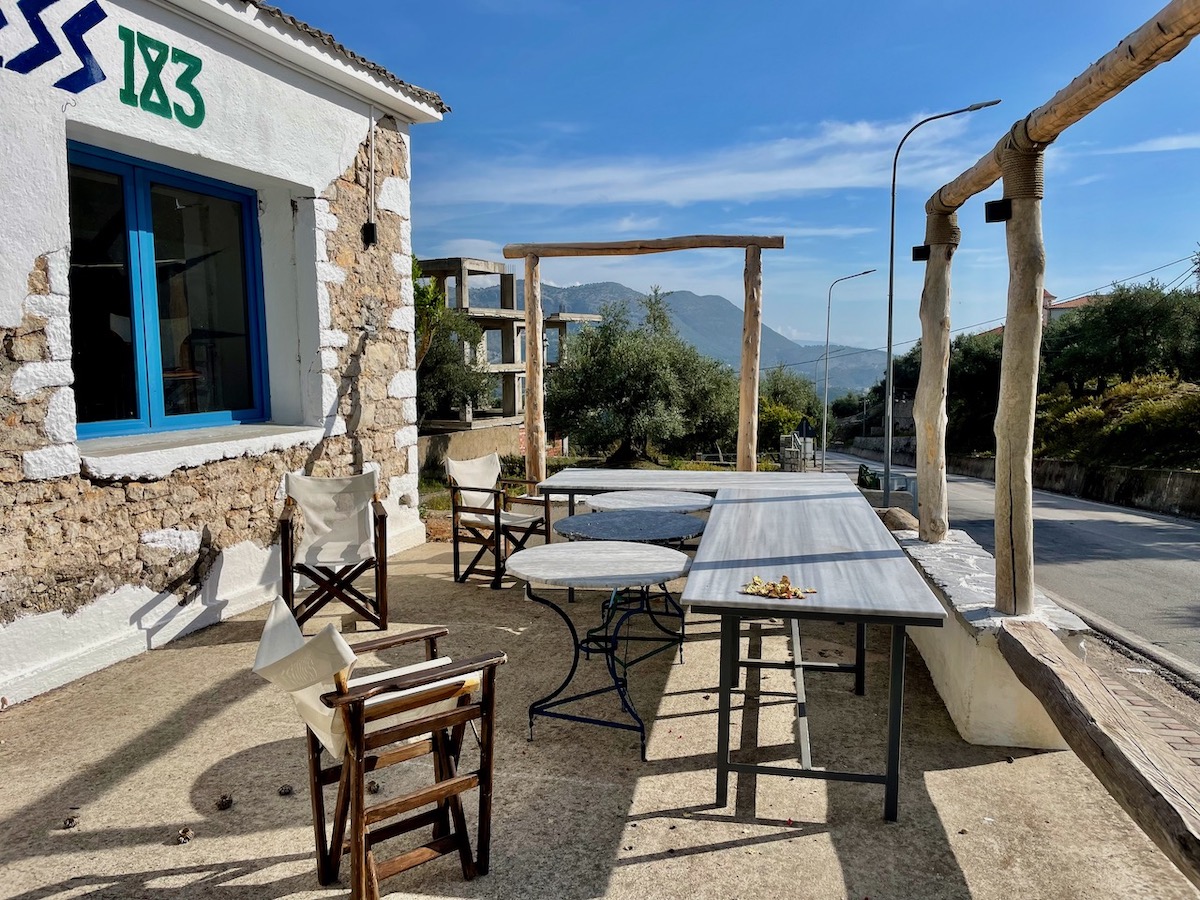 tables-outside-bar-300-himare