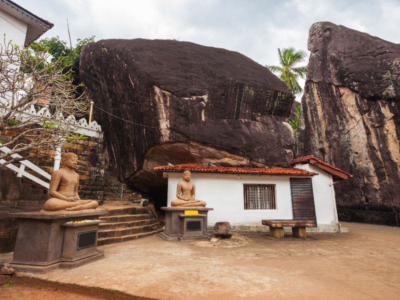 Aluvihara-rock-cave-temple-matale