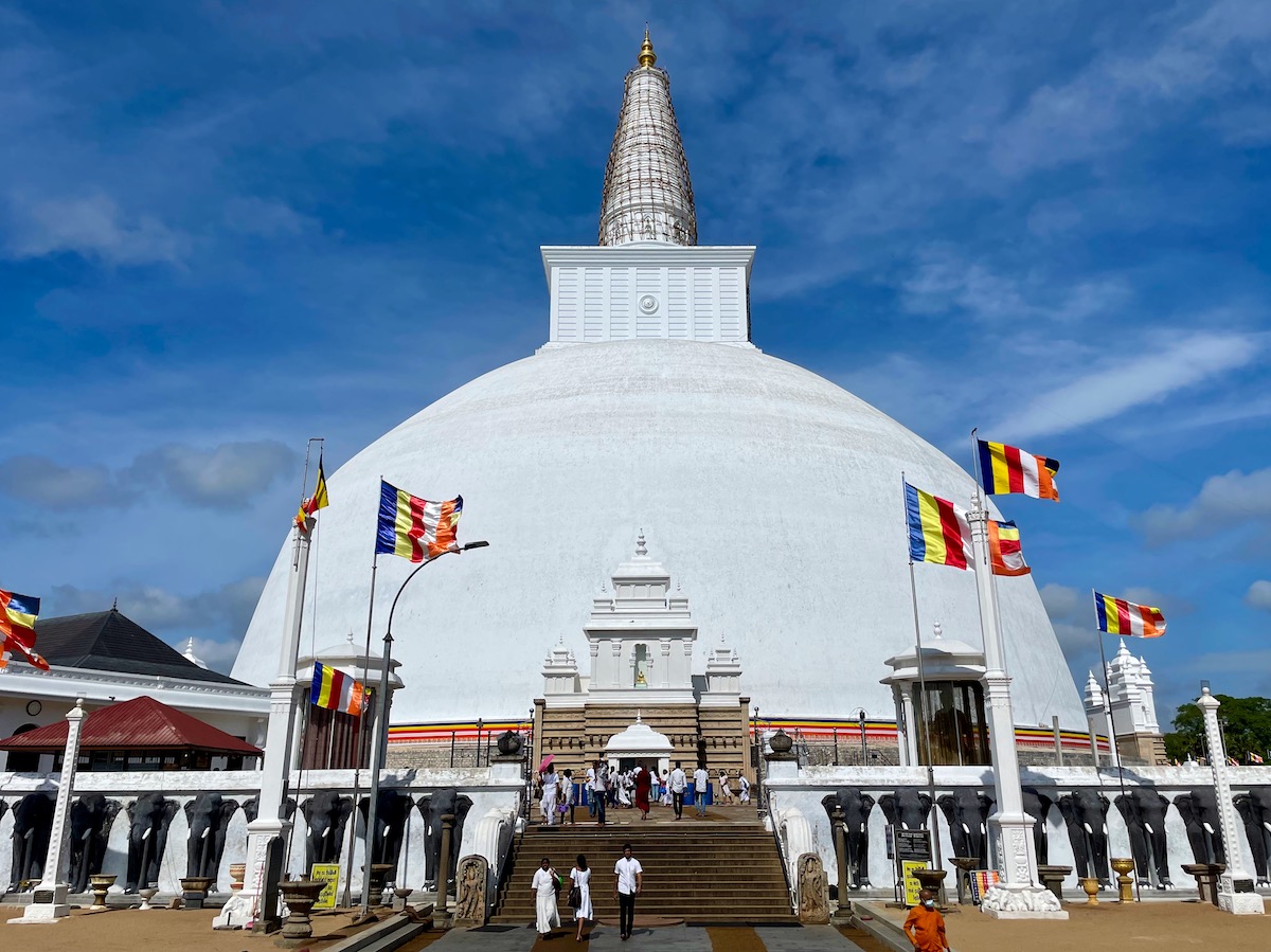 Giant-white-stupa-in-anuradhapura
