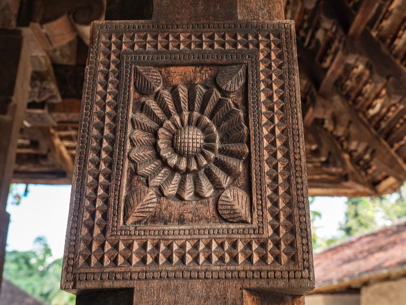 wood-carvings-at-Embekke-Devalaya