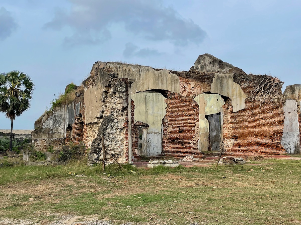 ruined-buildings-in-jaffna-fort