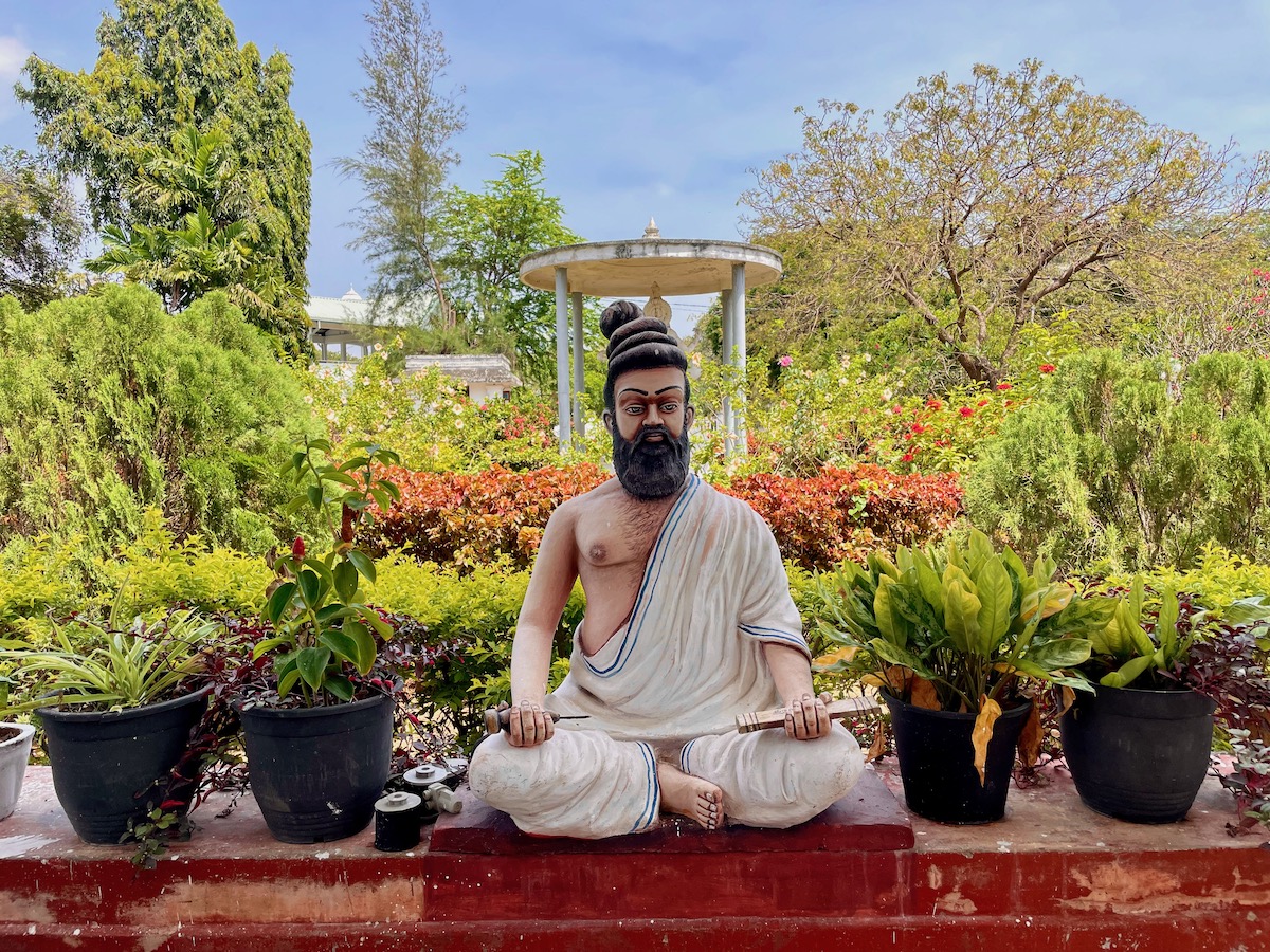 statue-of-man-at-jaffna-library
