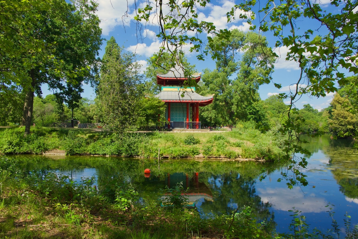 Pagoda-and-greenery-in-victoria-park-london