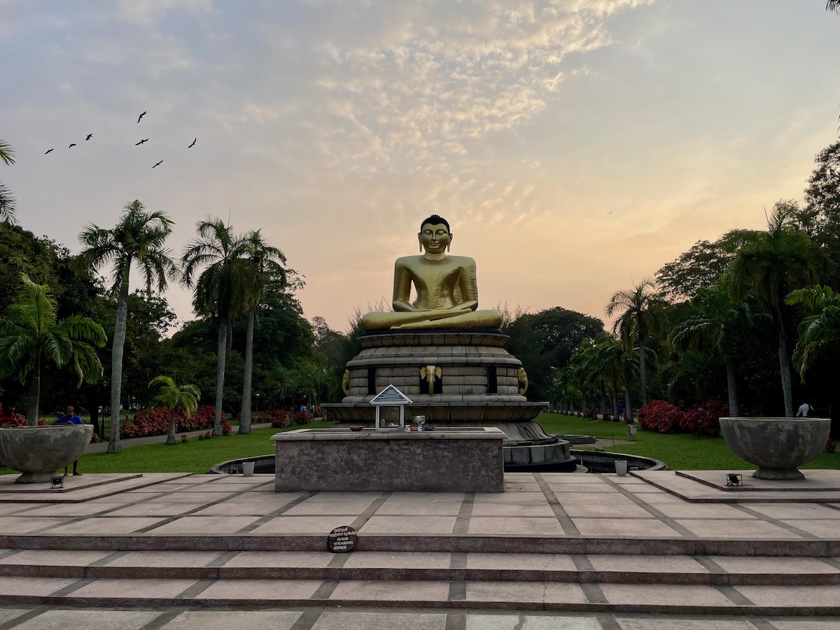 golden buddha statue in Viharamahadevi Park