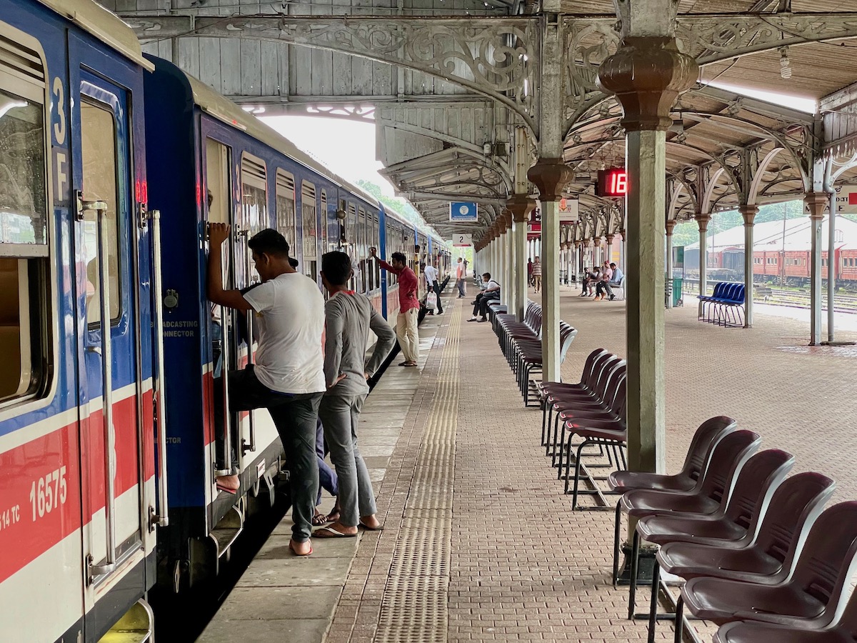 kandy-train-station-platform-with-people-boarding-the-train