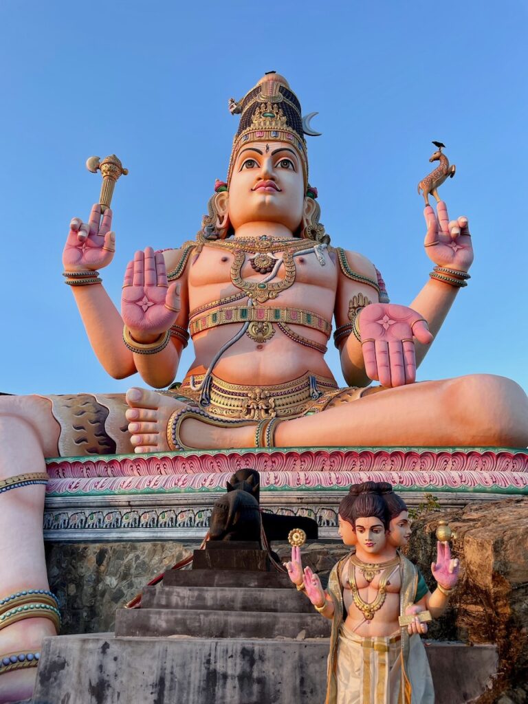 pink-hindu-statue-at-koneswaram-temple