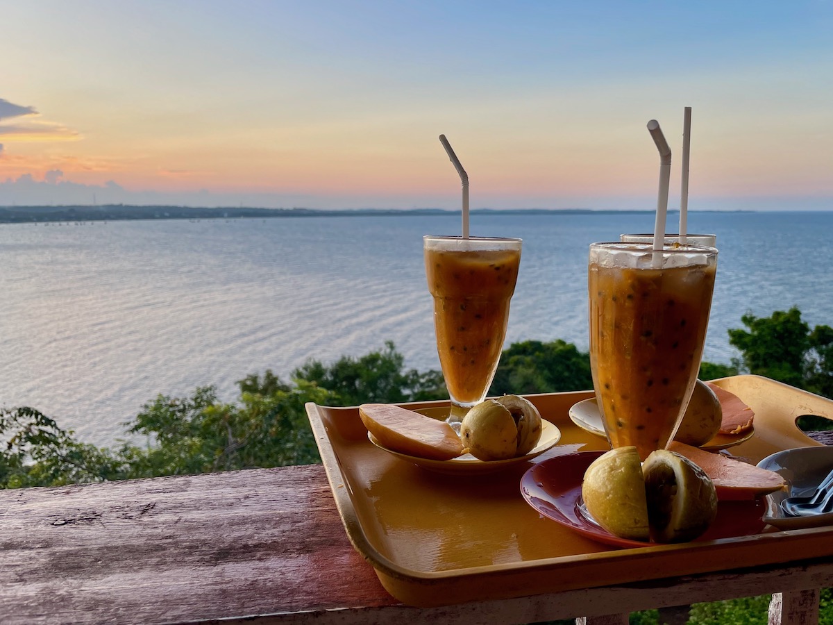 glasses-of-fresh-mango-and-passion-fruit-juice-overlooking-the-ocean-at-sunset