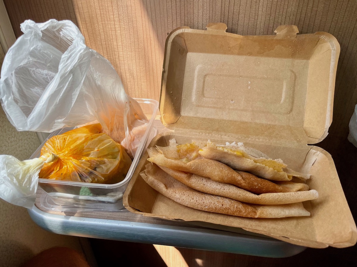 sri-lankan-hoppers-and-spicy-sauce-in-takeaway-food-boxes-on-a-train