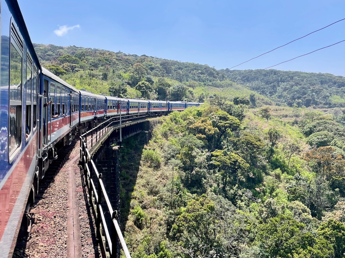 colombo-to-kandy-train-crossing-a-bridge