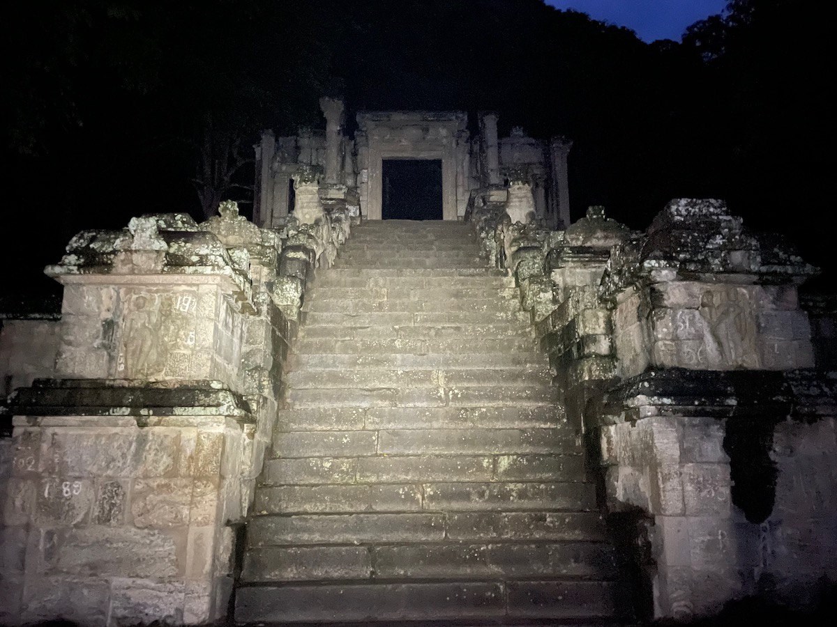 main-staircase-of-yapahuwa-rock-fortress-at-night