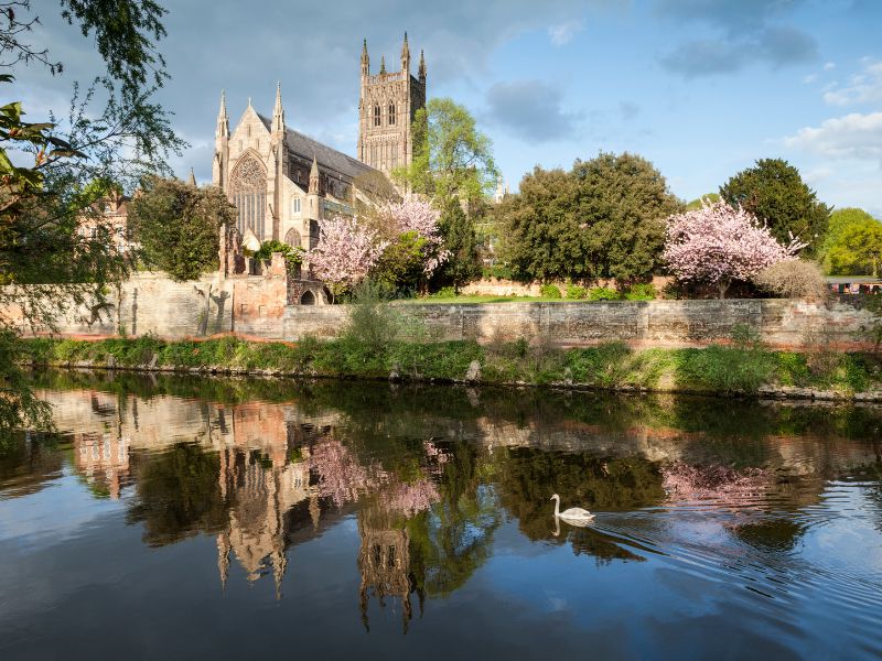 riverfront-in-worcester-with-cathedral-and-reflections-in-the-river-severn