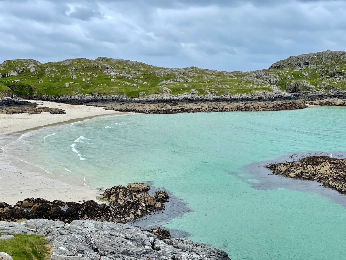 Achmelvich-Bay-Beach-scotland-west-coast-with-turquoise-water