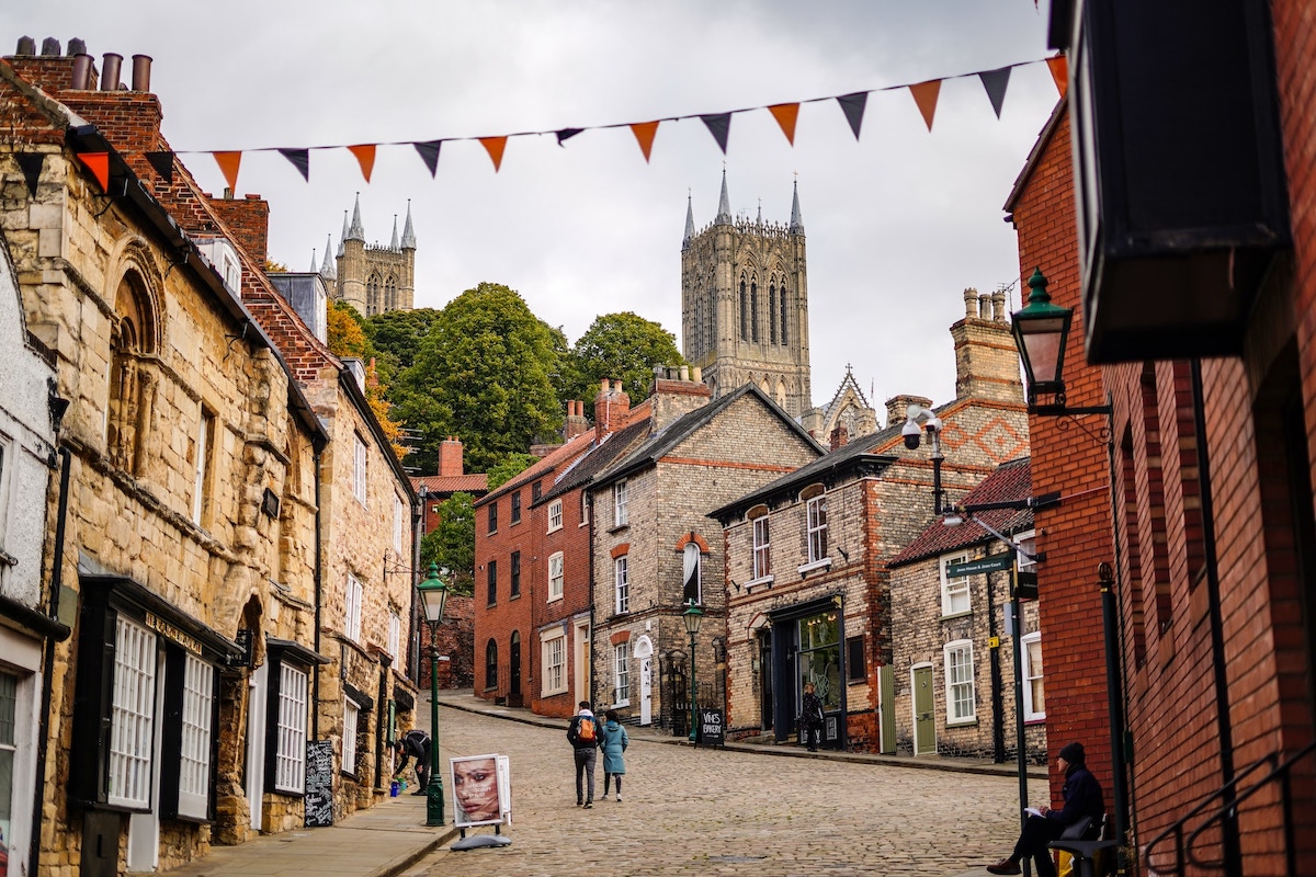 cobbled-street-and-towers-of-lincoln-cathedral