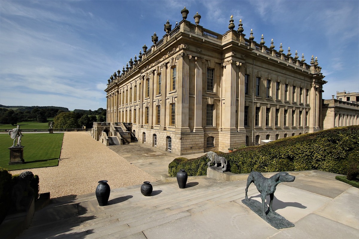 exterior-of-chatsworth-house-with-sculptures