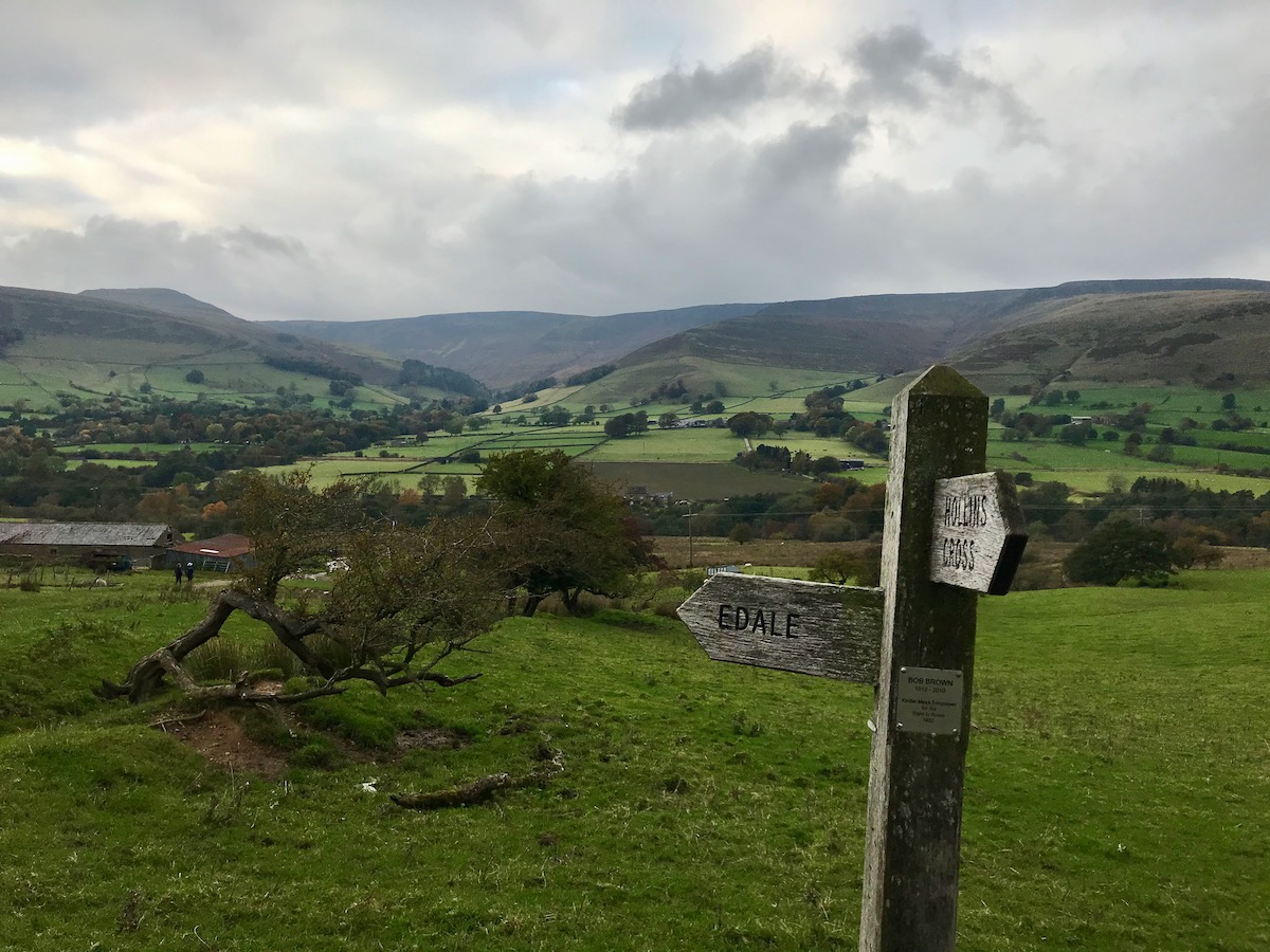 hiking-trail-in-the-peak-district-with-sign-pointing-to-edale