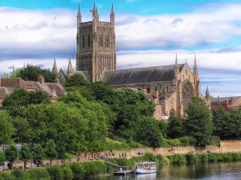 river-severn-in-worcester-with-boats-and-cathedral