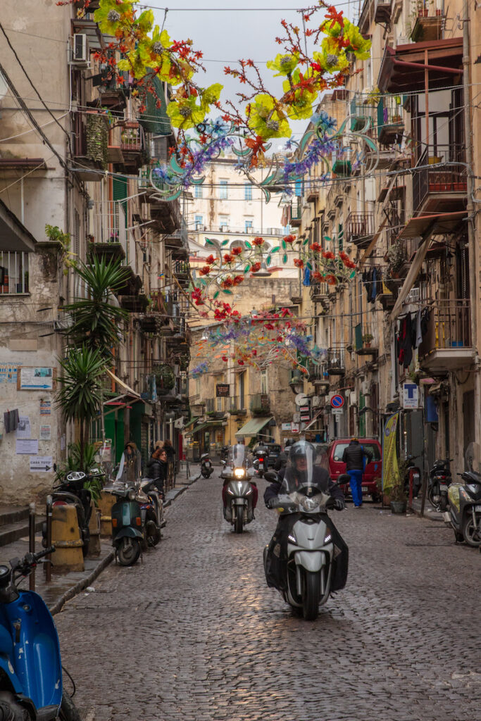 narrow-cobbled-street-in-naples-with-mopeds