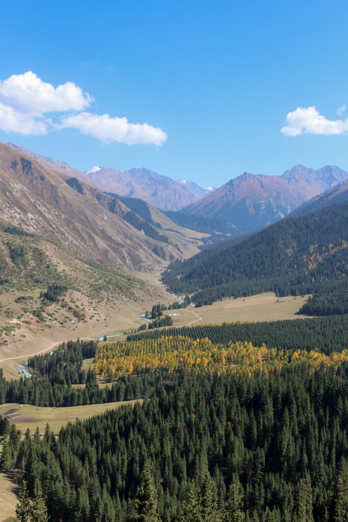 portrait-photo-of-jeri-oguz-mountains-in-kyrgyzstan
