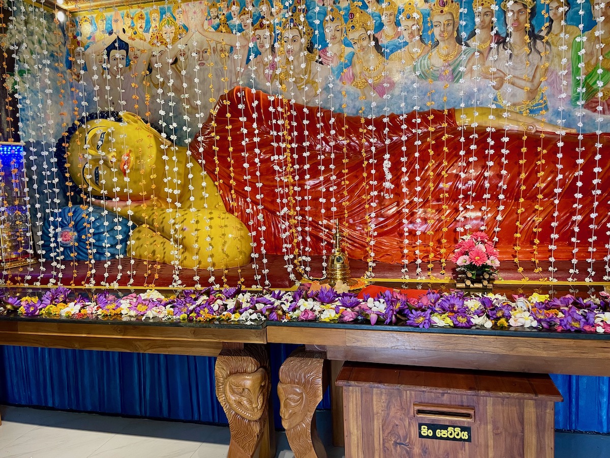 reclining-buddha-statue-at-Nagadeepa-Purana-Vihara