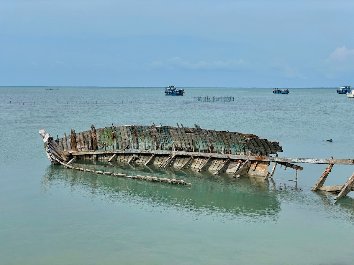 old-ruined-boat-in-the-palk-strait-near-delft-island