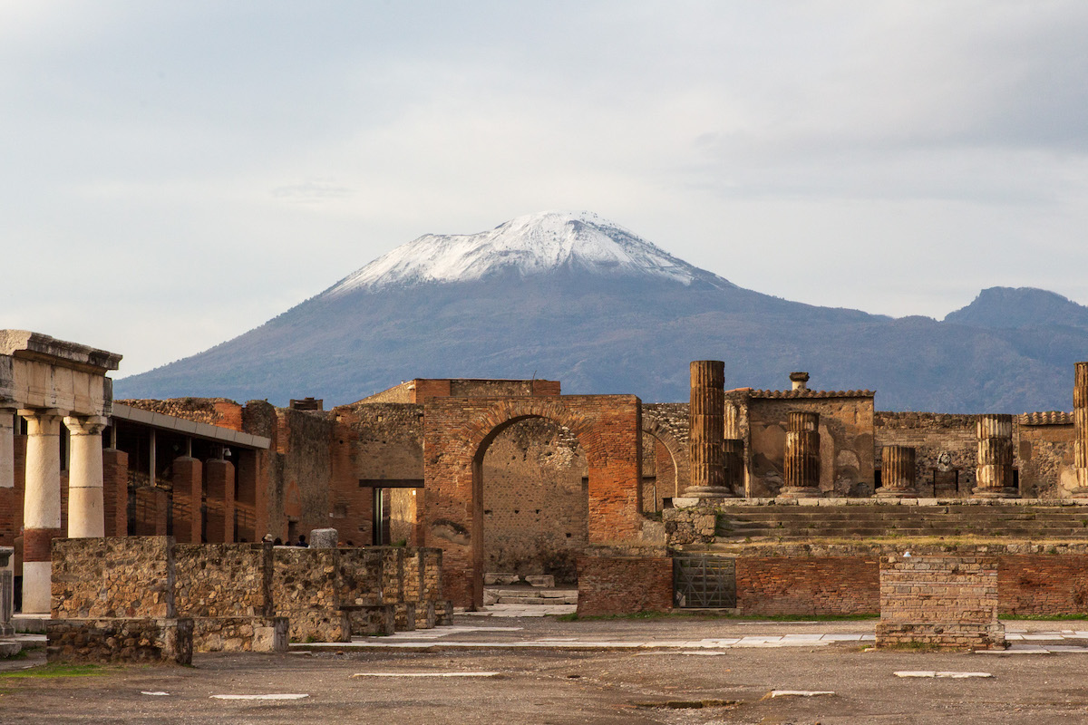 ruins-of-pompeii-with-mount-vesuvius-behind