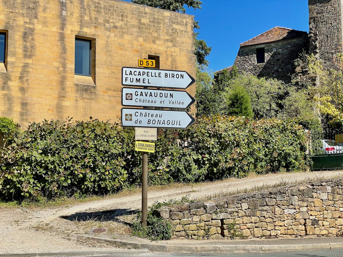 sign pointing to several castles and old towns in France